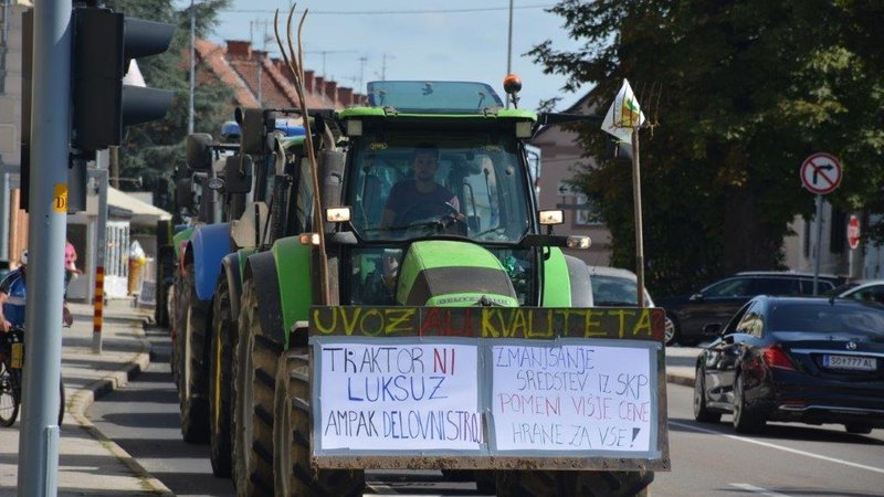 Fotografija: Simbolični traktorski protest so kmetje uprizorili že avgusta na Kmetijsko-živilskem sejmu Agra. FOTO: Oste Bakal