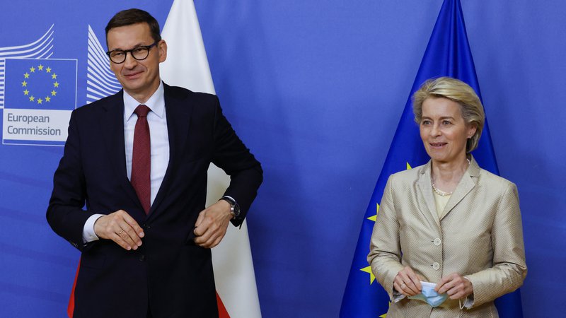 Fotografija: EU Commission President Ursula von der Leyen (R) welcomes Poland's Prime Minister Mateusz Morawiecki (L) as he arrives for a bilateral meeting in Brussels on July 13, 2021. (Photo by PASCAL ROSSIGNOL / POOL / AFP)