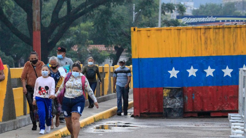 Fotografija: Konca politične in humaniatrne krize v Venezueli ni videti. Za veliko Venezuelcev je edini izhod beg iz države. Foto Schneyder Mendoza/AFP