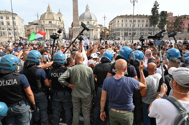 Poletni protest proti uvedbi certifikata za izpolnjevanje pogoja PCT v Rimu. FOTO: Andreas Solaro/AFP