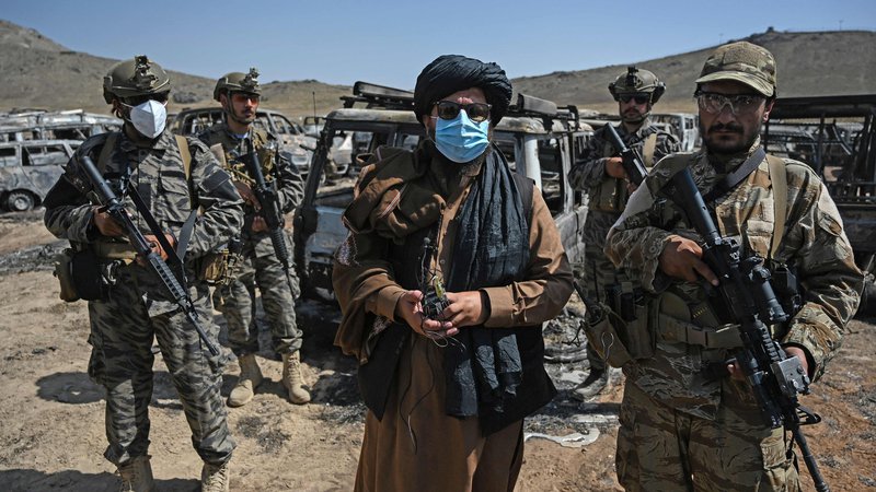 Fotografija: Pripadniki talibskih enot ob uničeni bazi ameriške Cie severovzhodno od afganistanske prestolnice Kabul FOTO: Aamir Qureshi/AFP