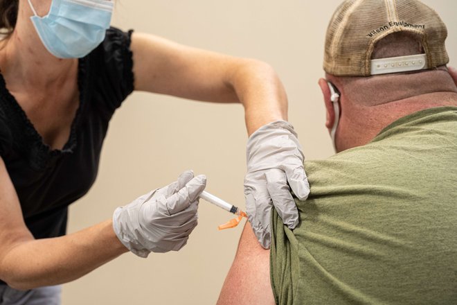 Cepljenje proti covidu-19 v Kentuckyju. FOTO: Jon Cherry/AFP