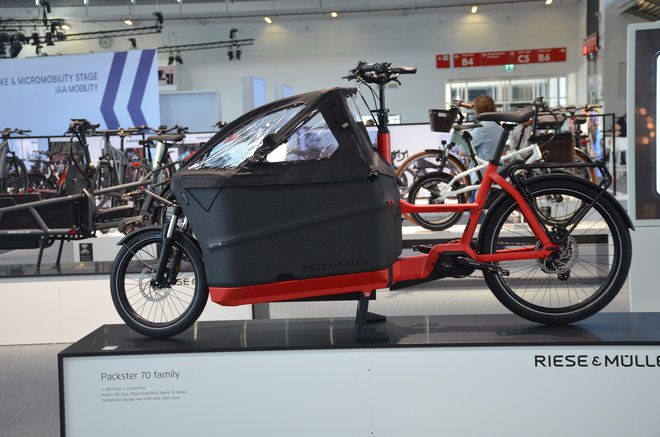 V Nemčiji so tovorna kolesa, kot je izdelek znamke Riese & Müller, ki se lahko prilagodi za prevažanje tovora ali otrok, deležna finančne podpore.<br />
FOTO: Gašper Boncelj