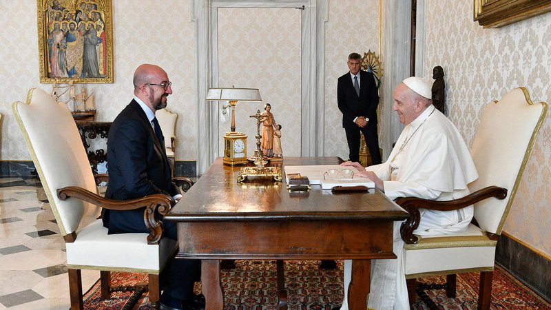 Fotografija: Papež in Michel sta posebno pozornost namenila beguncem iz Afganistana. FOTO: Vatikan media/AFP