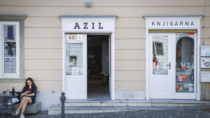 Fotografija: Knjigarna Azil je leta 2003 odprla vrata na pobudo direktorja ZRC SAZU Ota Lutharja. FOTO: Jože Suhadolnik