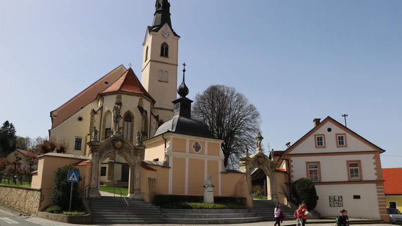 Fotografija: Cerkev sv. Janeza Krstnika v Ljutomeru in tamkajšnje župnišče, iz katerega je murskosoboški škof umaknil župnika Andreja Zrima. FOTO: Pojbič Jože
