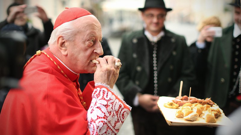 Fotografija: Predstavljajmo si, denimo, kardinala Franca Rodeta, kako s svojo značilno vzvišenostjo prevaja božji srd. FOTO: Jure Eržen/Delo 