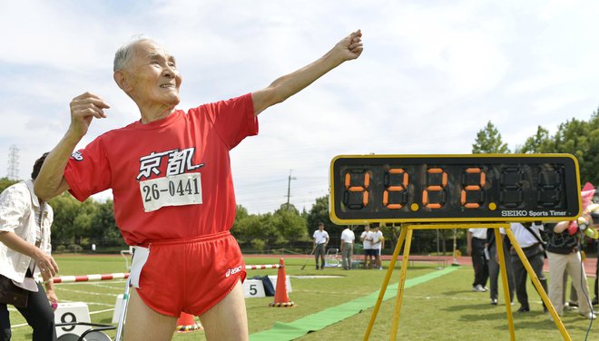 105-letni Hidekiči Mijazaki je se, ko je postavil svoj rekord v teku na sto metrov, postavil v pozo Usaina Bolta. Mijazaki je postal najstarejši tekmovalni sprinter na svetu. FOTO: Kyodo Reuters Pictures