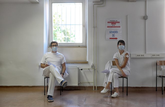 Cepljenje zdravstvenih delavcev v UKC Ljubljana. FOTO: Blaž Samec/Delo
