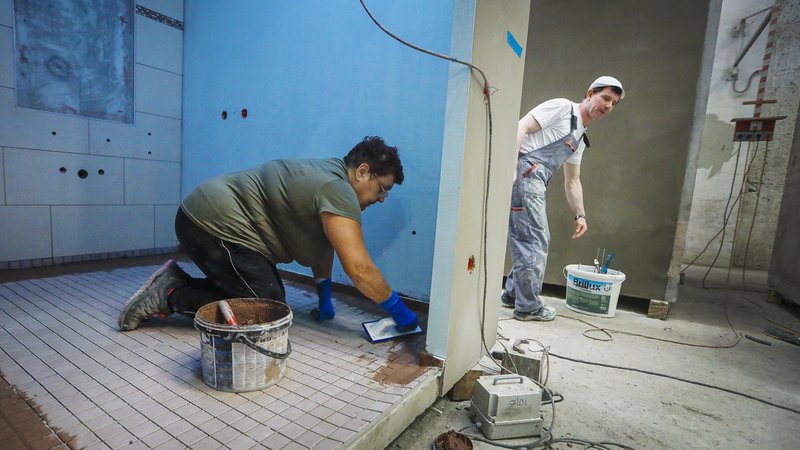 Fotografija: Prednosti gotovih kopalnic kot modula v gradbenem objektu so krajši čas gradnje, višja kakovost, fiksne cene ... FOTO: Jože Suhadolnik/Delo