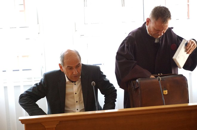 Fotografija premiera Janeza Janše in Francija Matoza je iz junija 2019 na Višjem sodišču v Celju. FOTO: Brane Piano/Delo