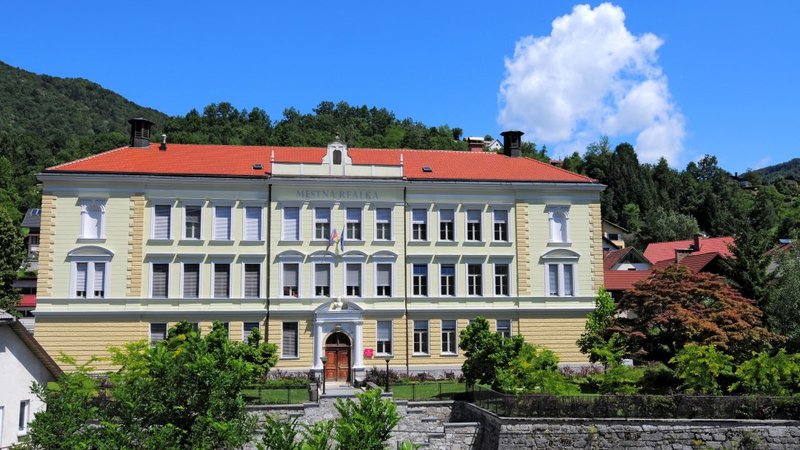 Fotografija: Prva slovenska realka, danes gimnazija, poimenovana po enem največjih slovenskih znanstvenikov, je za mesto in njegovo širšo okolico izjemnega pomena. FOTO: Arhiv gimnazije Jurija Vege