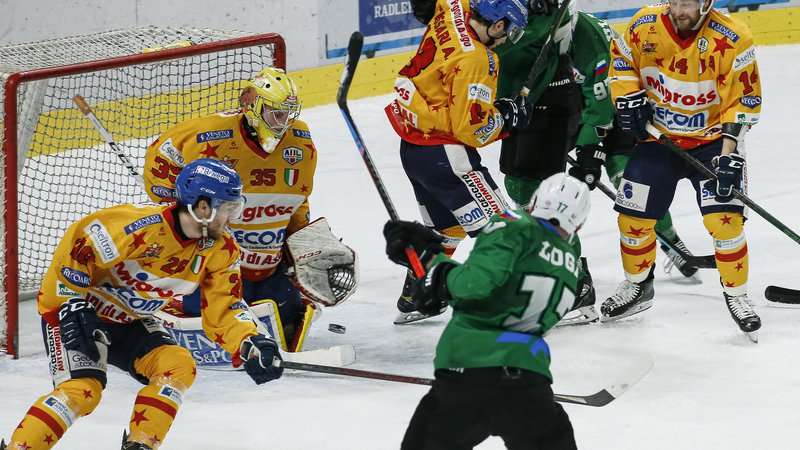 Fotografija: Hokejisti SŽ Olimpije so sklenjenih glav zapustili led v Innsbrucku. FOTO: Jože Suhadolnik/Delo