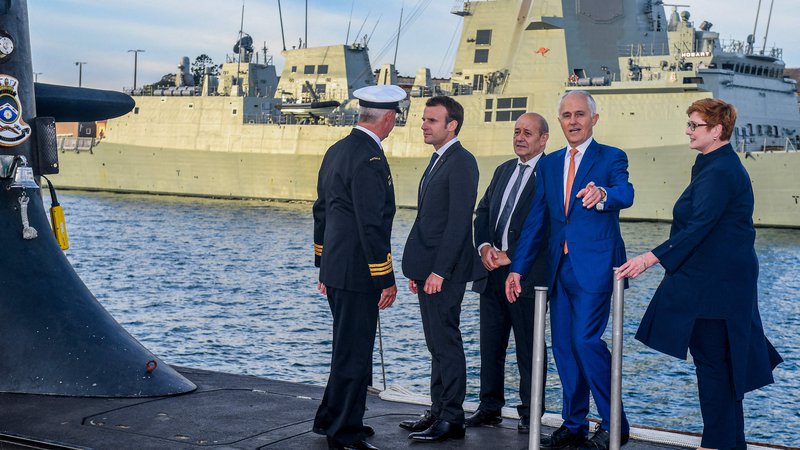 Fotografija: Francoski predsednik Emmanuel Macron in nekdanji avstralski premier Malcolm Turnbull (drugi z desne) stojita na krovu podmornice avstralske mornarice med Francozovim obiskom v Sidneyju leta 2018. FOTO: Brendan Esposito/AFP