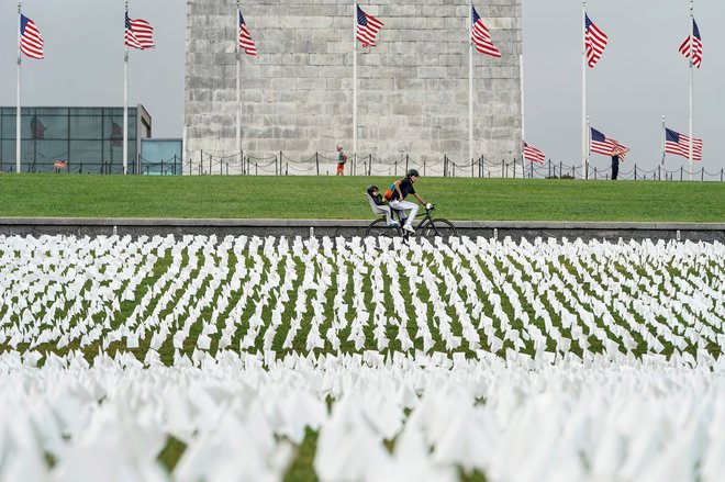 Bele zastavice v spomin umrlim zaradi covida-19 v Washintonu. FOTO: Joshua Roberts/Reuters