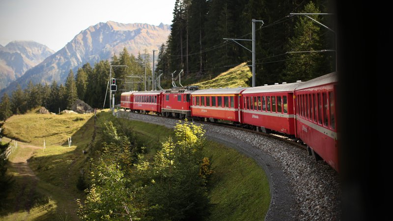 Fotografija: Na vlaku med Davosom in Klostersom. FOTO: Jure Eržen/Delo