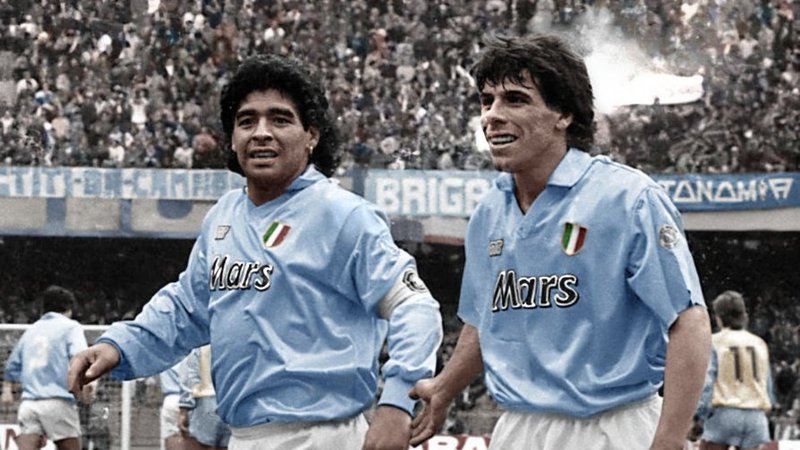 Fotografija: Dva neapeljska nogometna bogova, Diego Maradona in Gianfranco Zola. FOTO: football time