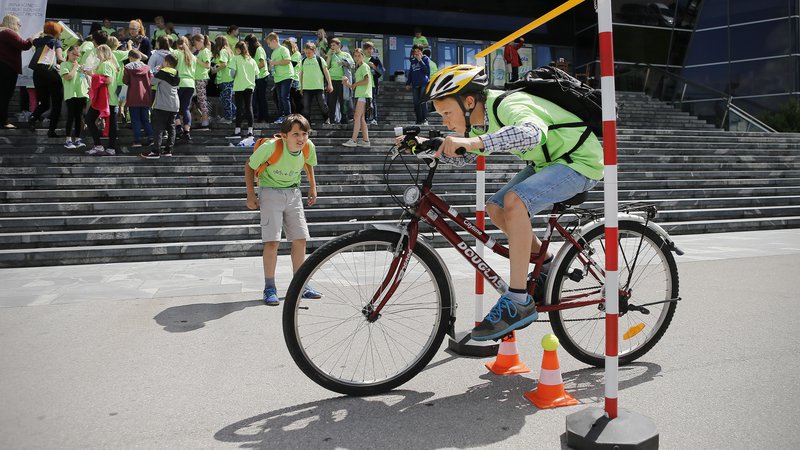 Fotografija: Kolesarsko obarvan dan je dodatno popestril tudi kolesarski poligon, na katerem so lahko učenci preizkusili svoje kolesarske spretnosti tudi v praksi. FOTO: Blaž Samec/Delo