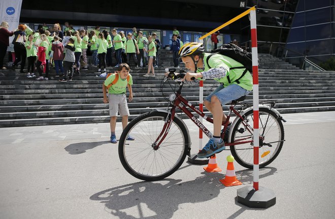 Kolesarsko obarvan dan je dodatno popestril tudi kolesarski poligon, na katerem so lahko učenci preizkusili svoje kolesarske spretnosti tudi v praksi. FOTO: Blaž Samec/Delo