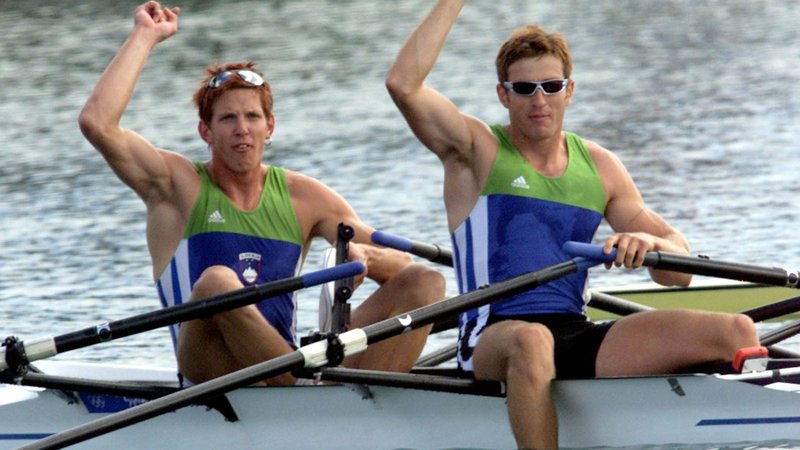 Fotografija: Luka Špik in Iztok Čop sta se takole na današnji dan pred 21 leti v Sydneyju veselila zlate olimpijske kolajne v veslanju. FOTO: Goran Tomasevic/Reuters
 