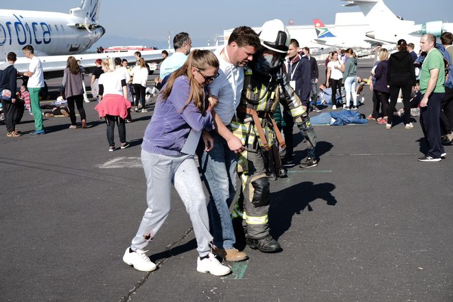 Lažje poškodovane so najprej evakuirali. FOTO: Vaja Fraport 2021