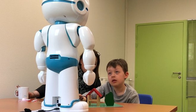 Otroci se na QTrobota zelo dobro odzivajo, prednost humanoidnega robota je namreč v tem, da je v primerjavi s človekom enostaven. FOTO: Arhiv podjetja Luxai