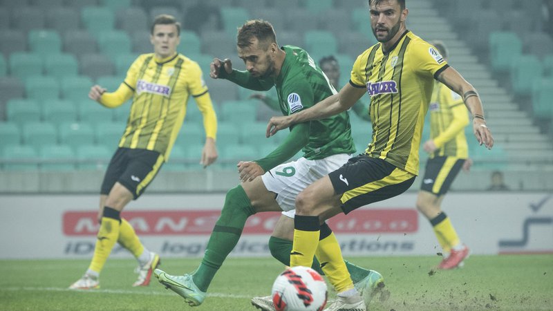 Fotografija: Zabil je dva gola, toda prvi strelec lige Mustafa Nukić ni imel razlogov za veselje, saj bo zaradi izključitve izpustil sobotni veliki derbi v Ljudskem vrtu. FOTO: Jure Eržen/Delo