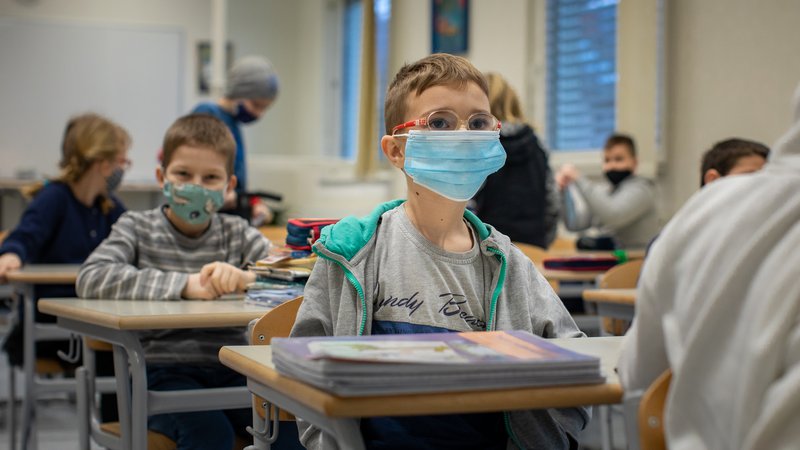 Fotografija: Na Hrvaškem so se ob začetku novega šolskega leta odločili, da bodo pouk čim bolj izvajali v šolah, in ne na daljavo kot večino prejšnjega šolskega leta. FOTO: Voranc Vogel/Delo
