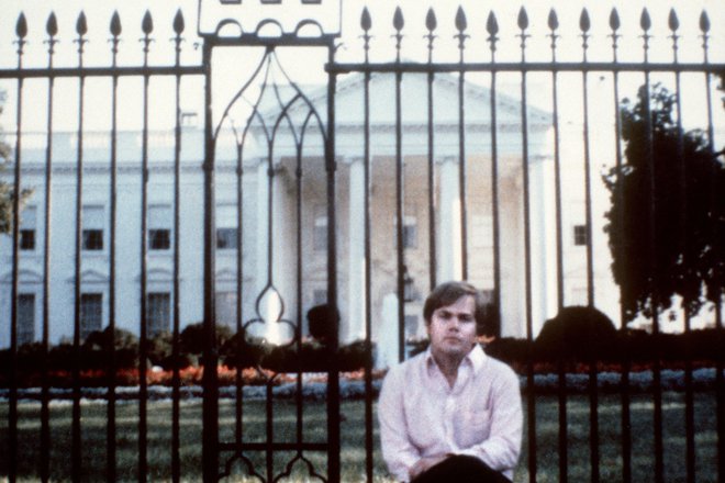 Hinckley mlajši je bil leta 1981 star 25 let, ko se je s pištolo odpravil do hotela Hilton v Washingtonu, kjer je imel Reagan govor. Tam je začel streljati in je zadel ter ranil predsednika, agenta tajne službe, policista in tiskovnega predstavnika Bele hiše Jamesa Bradyja. FOTO: AFP