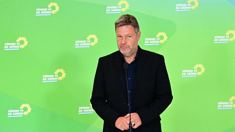 Fotografija: Robert Habeck, sopredsedujoči stranki Zeleni, cilja na mesto podkanclerja v novi nemški vladi. FOTO: Tobias Schwarz/AFP