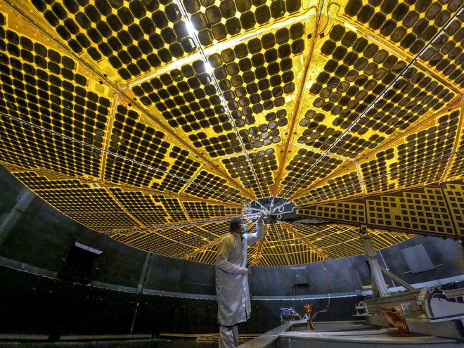 Velikanski solarni paneli so potrebni, ker bo ta sonda potovala dlje od Sonca kot katerakoli druga na sončno energijo. FOTO: Patrick H. Corkery/Lockheed Martin