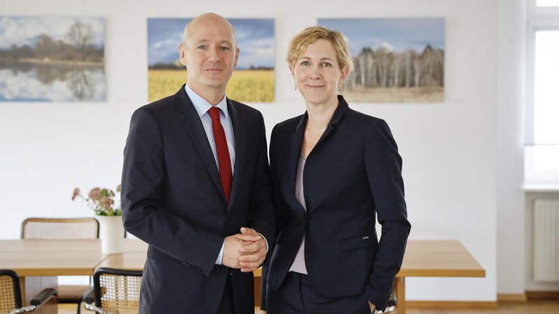 Fotografija: Natalie Kauther in Adrian Pollmann sta prvi veleposlaniški par v nemški zgodovini. FOTO: Jože Suhadolnik/Delo