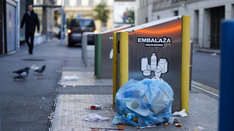 Fotografija: Pisane vreče s smetmi ob potopnih smetnjakih mestu zagotovo niso v ponos. FOTO: Matej Družnik/Delo