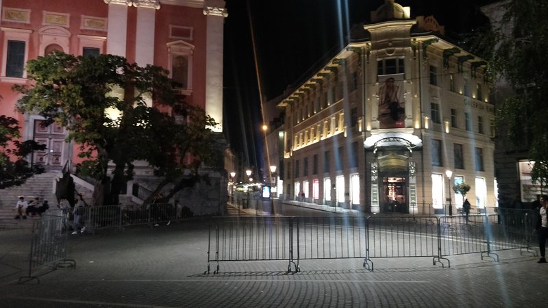 Fotografija: Po centru Ljubljane so že postavljene ograje. FOTO: Delo
