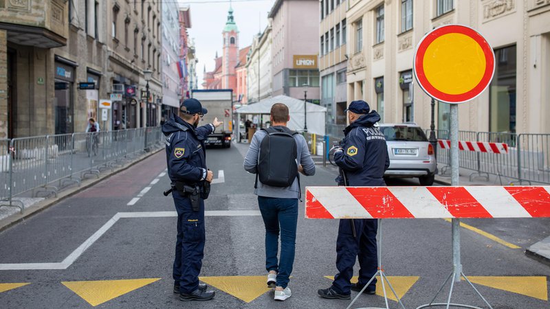 Fotografija: V Ljubljani ponekod policisti iz varnostnih razlogov že nadzirajo gibanje ljudi. FOTO: Voranc Vogel/Delo