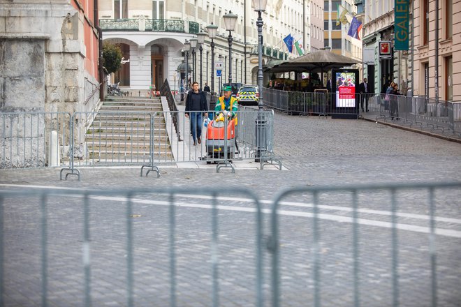 Določeni deli središča Ljubljane so že zaščiteni tudi z varnostno ograjo. FOTO: Voranc Vogel/Delo