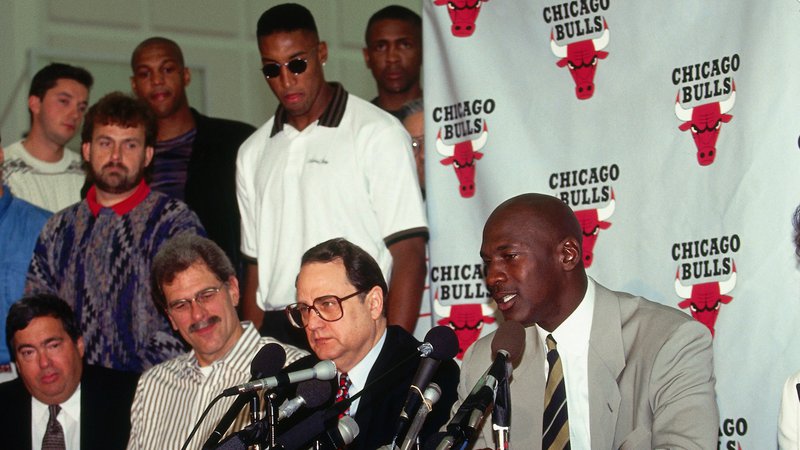 Fotografija: Michael Jordan, Chicagov lastnik Jerry Reinsdorf, trener Phil Jackson in glavni menedžer kluba Jerry Krause (z desne) na razvpiti novinarski konferenci, za njimi Scottie Pippen. FOTO: Reuters