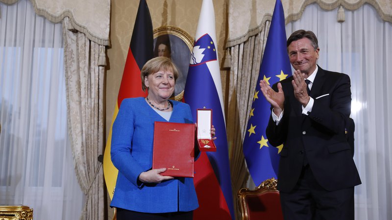 Fotografija: Kanclerka Angela Merkel se je Borutu Pahorju zahvalila za odlikovanje in dejala, da je počaščena. FOTO: Leon Vidic/Delo