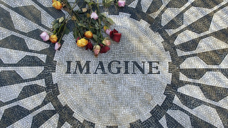 Fotografija: Spominska plošča v Strawberry Fields, kakor so po Lennonovi smrti poimenovali ta košček newyorškega Centralnega parka. FOTO: Chip East/Reuters