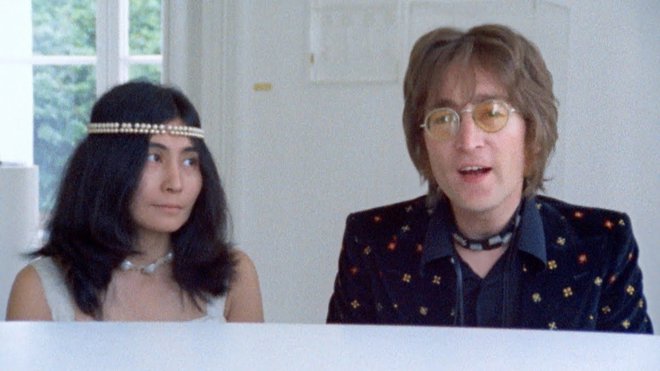 Yoko Ono in John Lennon, kakor ju poznamo iz videa Imagine. FOTO: Youtube