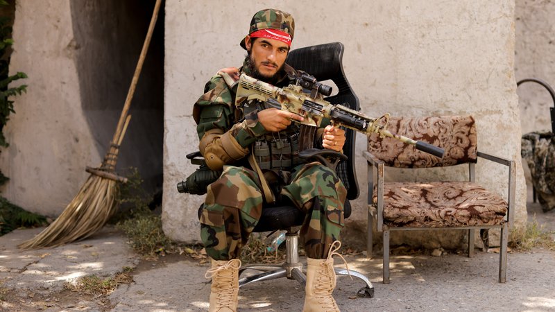 Fotografija: Talibski vojak v Kabulu, oktober 2021 FOTO: Jorge Silva/Reuters