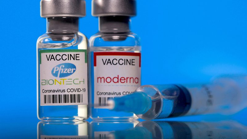 Fotografija: Skupina za cepljenje pri NIJZ je po neuradnih informacijah sprejela odločitev, da priporoča prednostno uporabo cepiv mRNK pred vektorskimi. FOTO: Dado Ruvić/Reuters