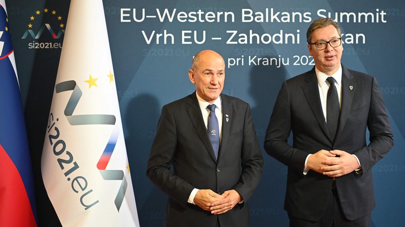 Fotografija: Slovenski premier Janez Janša in srbski predsednik Aleksandar Vučić na vrhu EU-Zahodni Balkan, ki je ta teden potekal na Brdu pri Kranju. FOTO: Jure Makovec/AFP