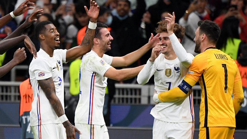 Fotografija: Francoski nogometaši niso skrivali veselja ob novem uspehu. FOTO: Alberto Lingria/Reuters