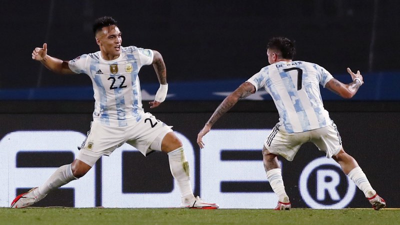 Fotografija: Lautaro Martinez in Rodrigo De Paul, strelca drugega in tretjega gola v derbiju proti Urugvaju, sta potrdila besede Lionela Messija o vse boljši Argetnini. FOTO: Agustin Marcarian/Reuters