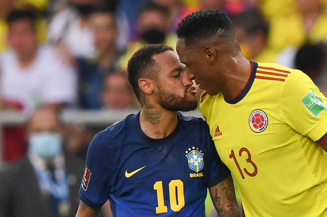 Neymar (levo) Kolumbijec Yerry Mina sta imela nekaj bližnjih srečanj. FOTO: Juan Barreto/AFP