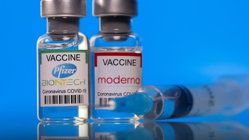 Fotografija: Posvetovalna skupina se je menda odločila, da bi zdaj cepili samo še s cepivi mRNA (Pfizer in Moderna). FOTO: Dado Ruvić/Reuters