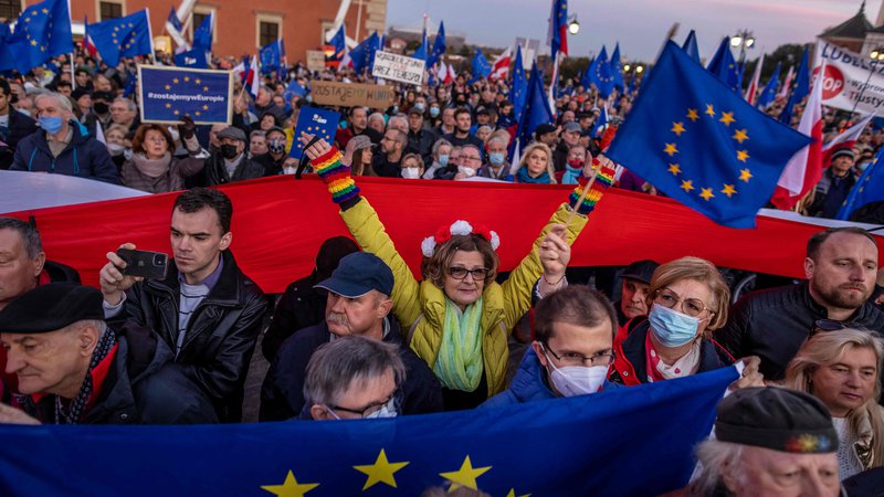 Fotografija: Potem ko je poljsko ustavno sodišče presodilo, da del prava EU ni nad nacionalnim pravom, je več deset tisoč ljudi na poziv Donalda Tuska demonstriralo proti morebitnemu polexitu. FOTO: Wojtek Radwanski/AFP