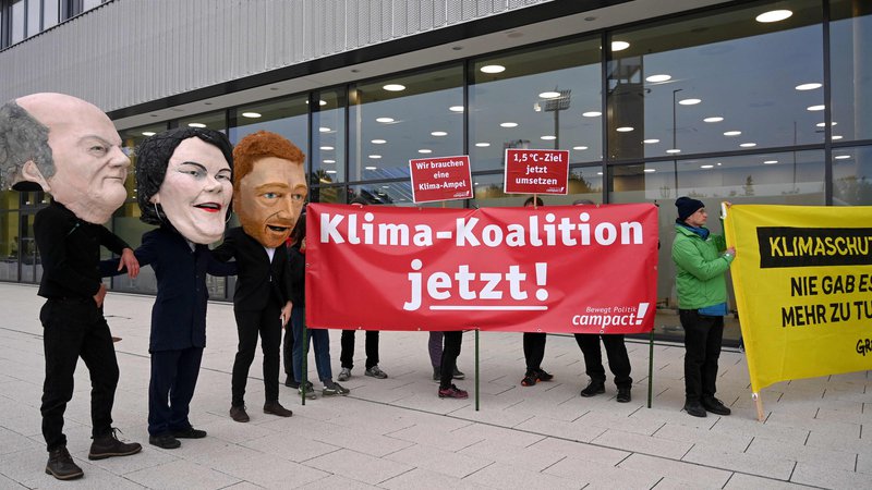 Fotografija: Okoljski aktivisti so v maskah glavnih političnih protagonostov tako pričakali pogajalce SPD, Zelenih in FDP in zahtevali okoljsko koalicijo. Foto Christof Stache/Afp