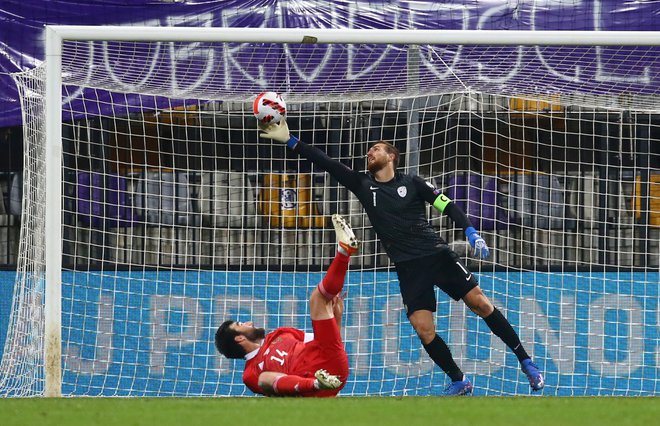 Georgij Džikija je neubranljivo zabil gol za 0:2. FOTO: Borut Živulovič/Reuters